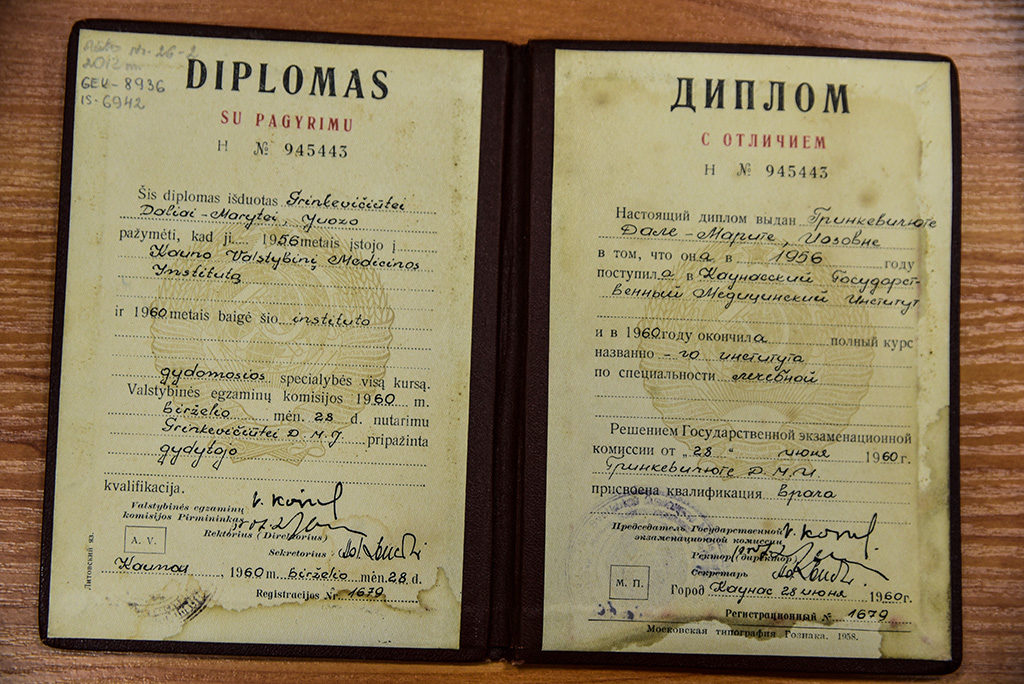 Il Diploma di laurea in medicina conseguito da Dalia Grinkevičiūtė a Kaunas quando finalmente i Sovietici le concessero di tornare in Patria. È scritto in Lituano e in Russo.