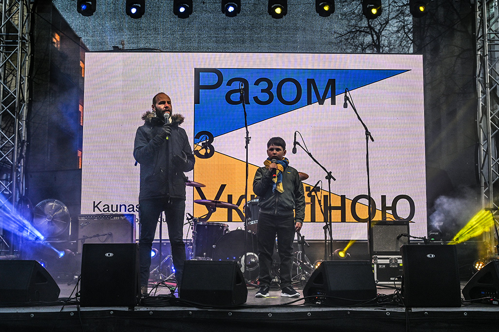 Young Ukrainian sang his National Anthem