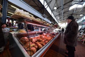 Mercato coperto a Vilnius, la carne affumicata