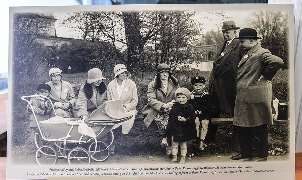 Dalia Grinkevičiūtė, la bambina nel centro, ritratta sulle colline di Kaunas nel 1930 assieme al fratello Jonas e alla madre, alle sue spalle. Prima che il brutale regime Sovietico distruggesse le loro vite.