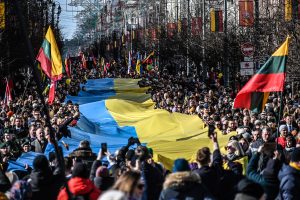 La lunga bandiera Ucraina per le strade di Vilnius