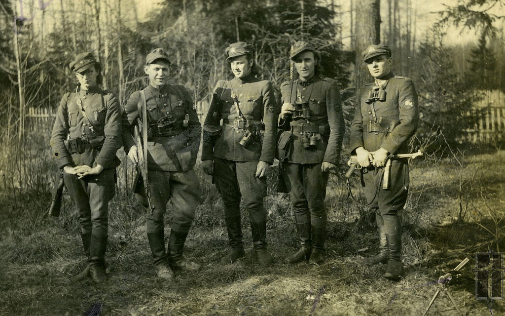 Jonas Žemaitis, il secondo da sinistra, con alcuni dei suoi compagni partigiani